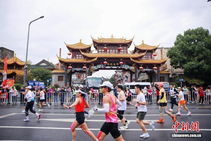2025成都马拉松鸣枪开跑 管油胜邓春艳分获男女冠