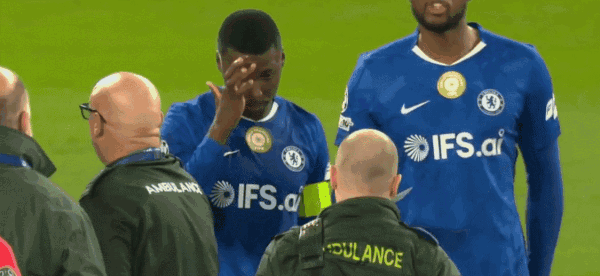 查洛巴欧冠赛场受伤后感谢上帝保佑脚踝未断